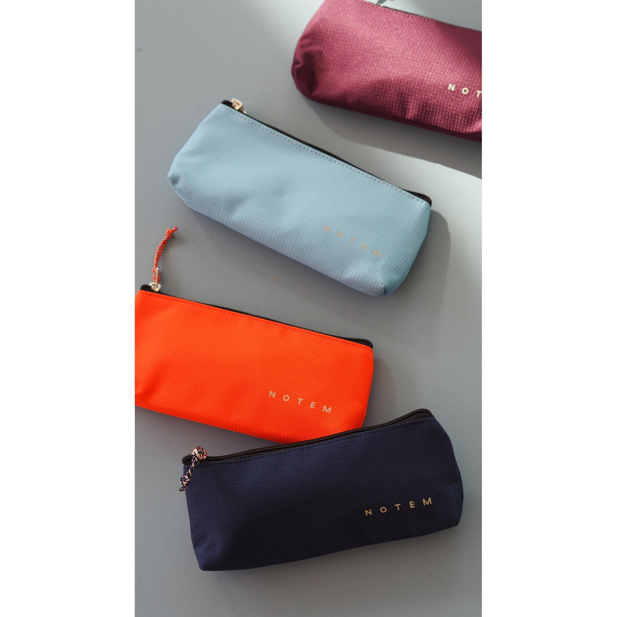 ARVO Pencil Case, Medium - Dark Red – styled foto