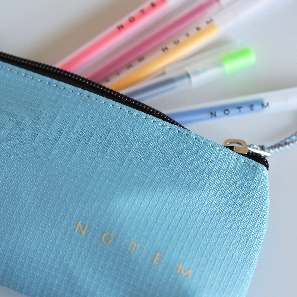 ARVO Pencil Case, Medium - Sky Blue – styled foto