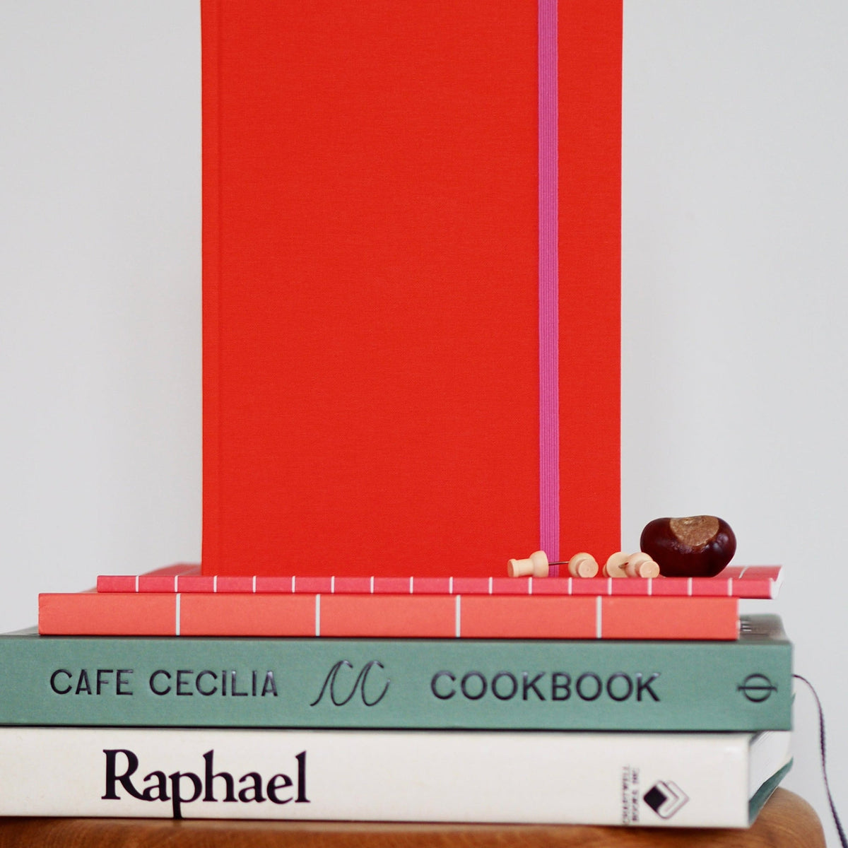 BEA Notebook, Medium - Bright Red – styled foto