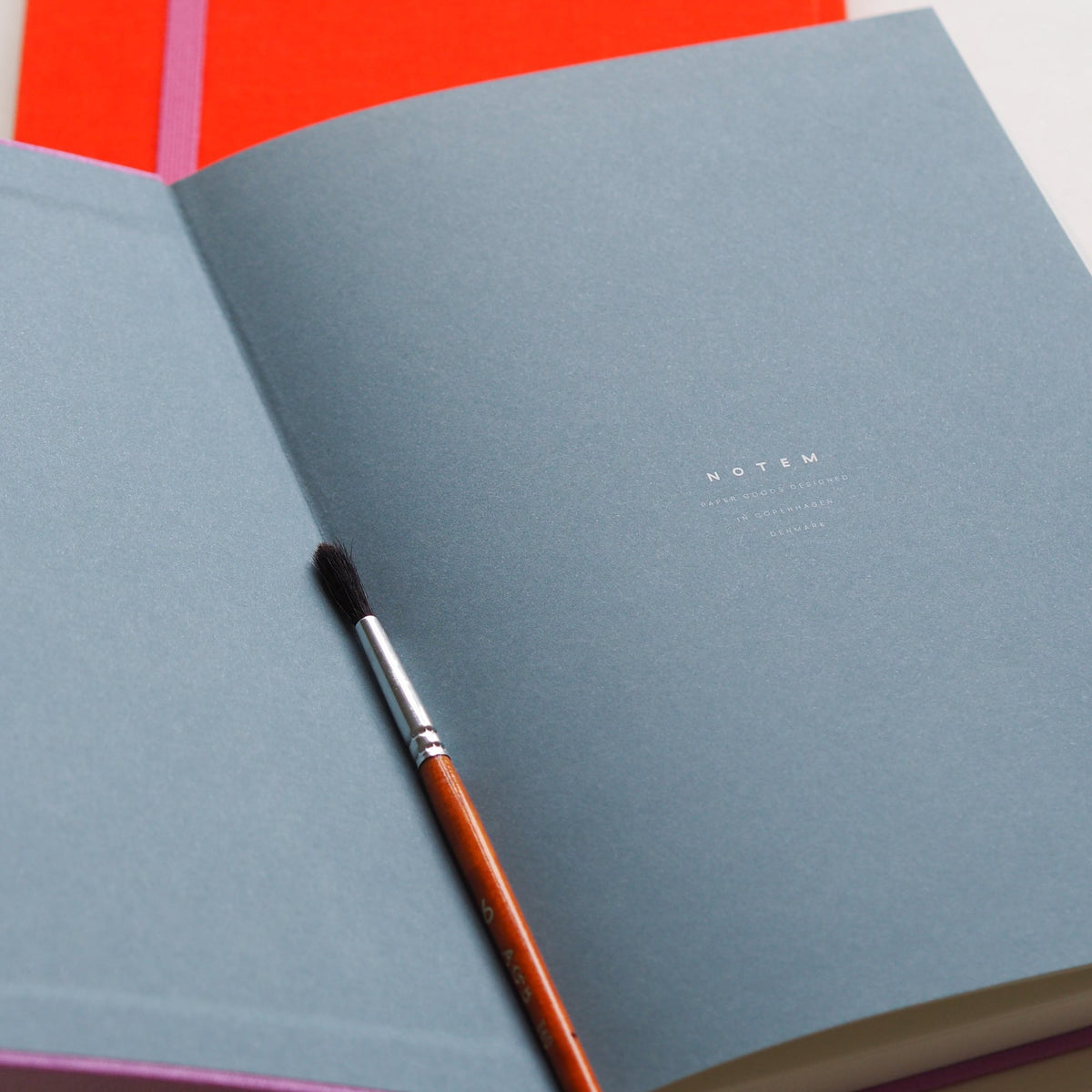 BEA Notebook, Medium - Bright Red – styled foto