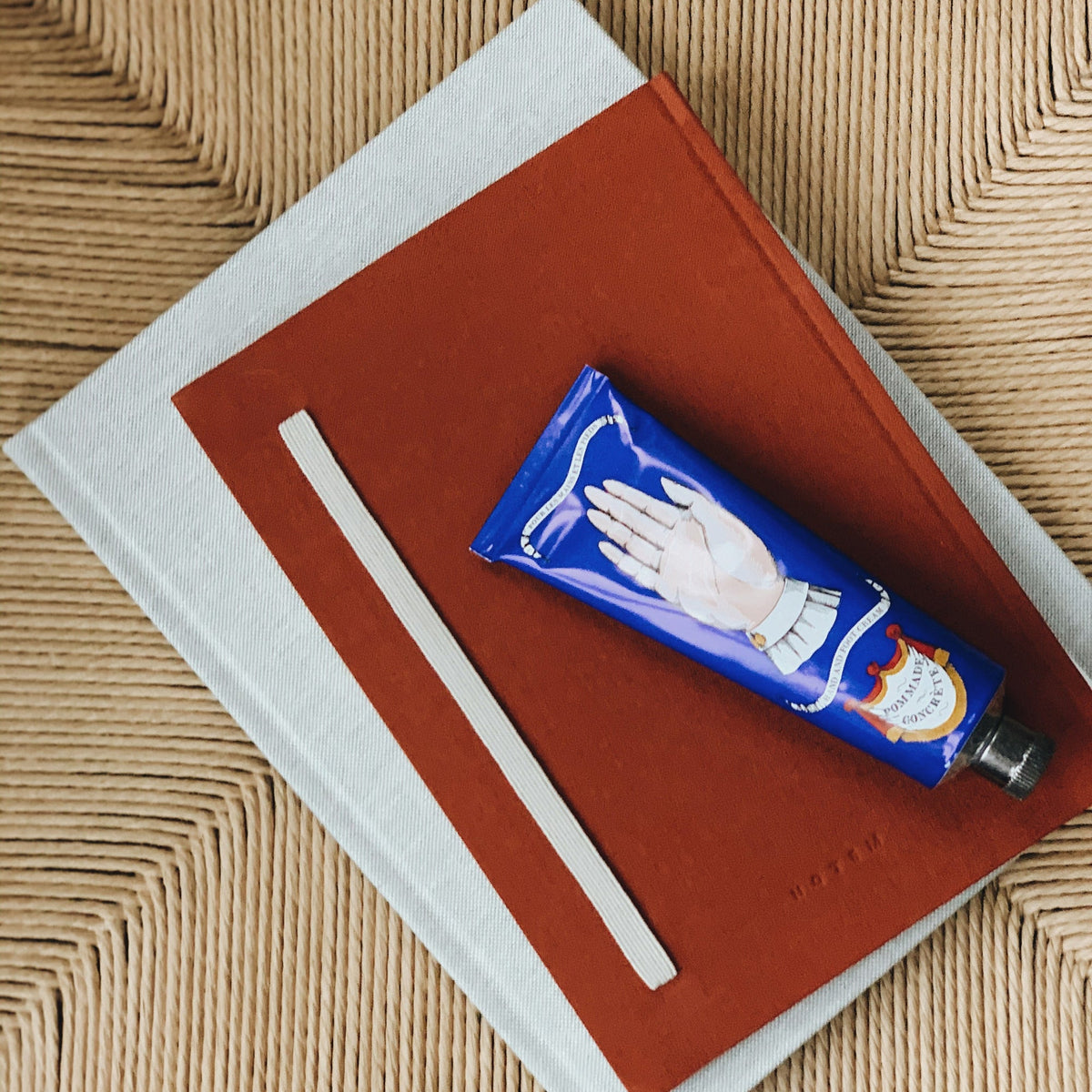 BEA Notebook, Medium - Dark Sienna – styled foto