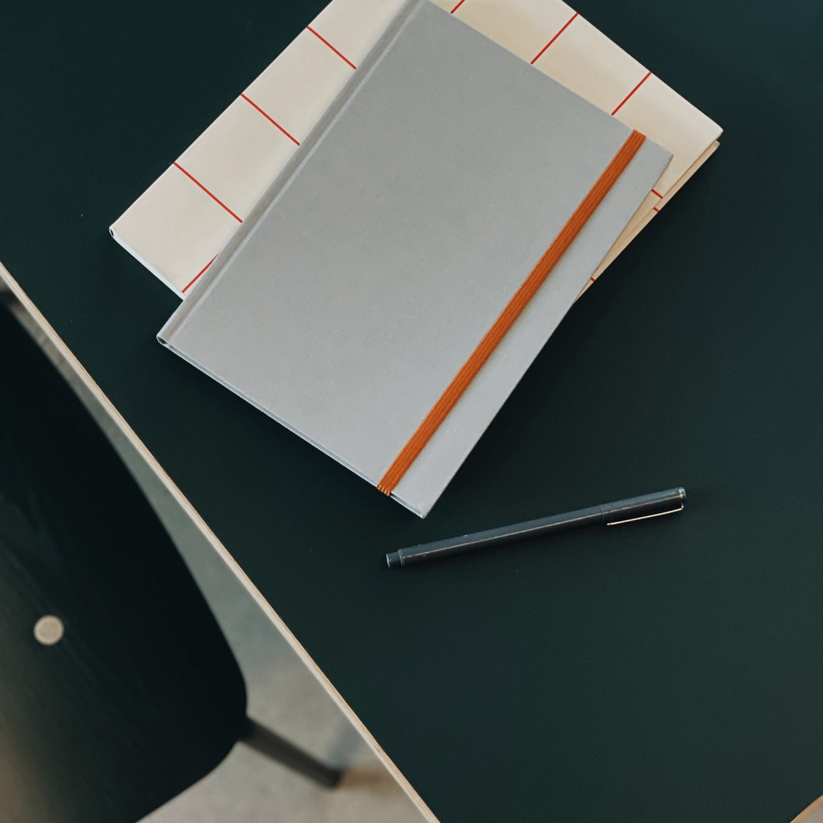 BEA Notebook, Medium - Light Gray – styled foto