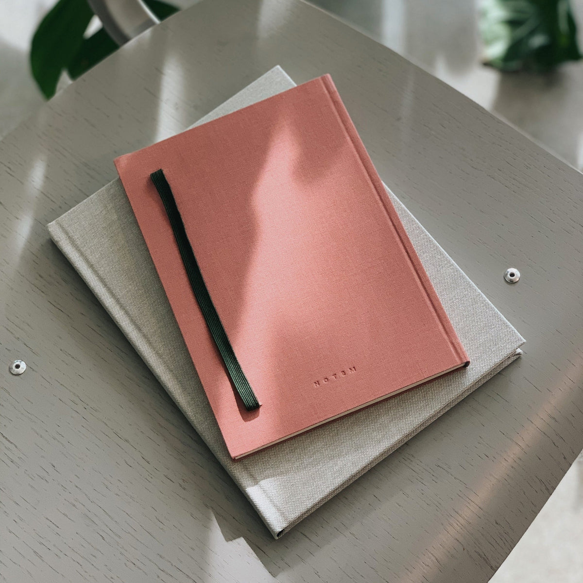 BEA Notebook, Medium - Rose – styled foto