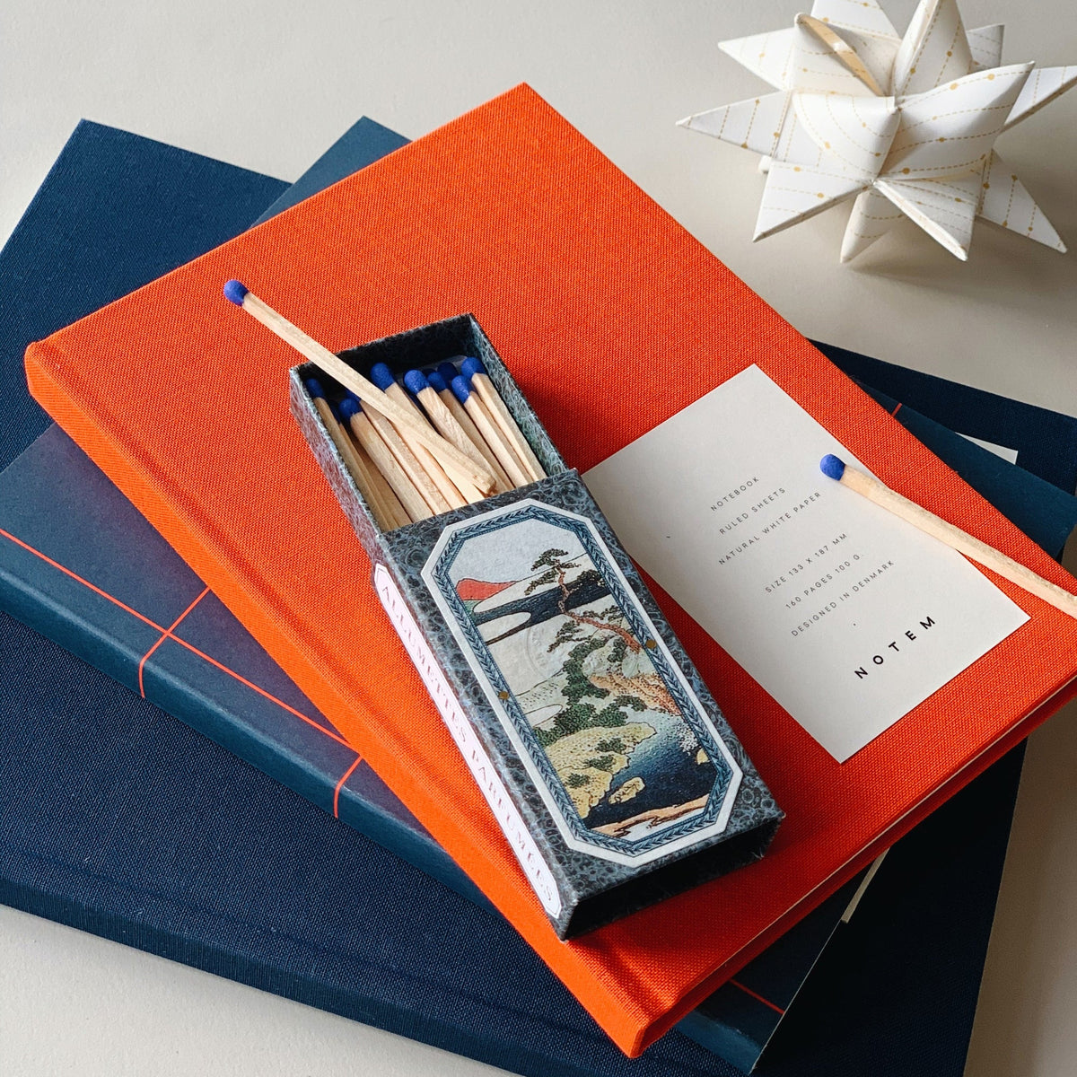 Even Notebook, Medium - Bright Red – styled foto