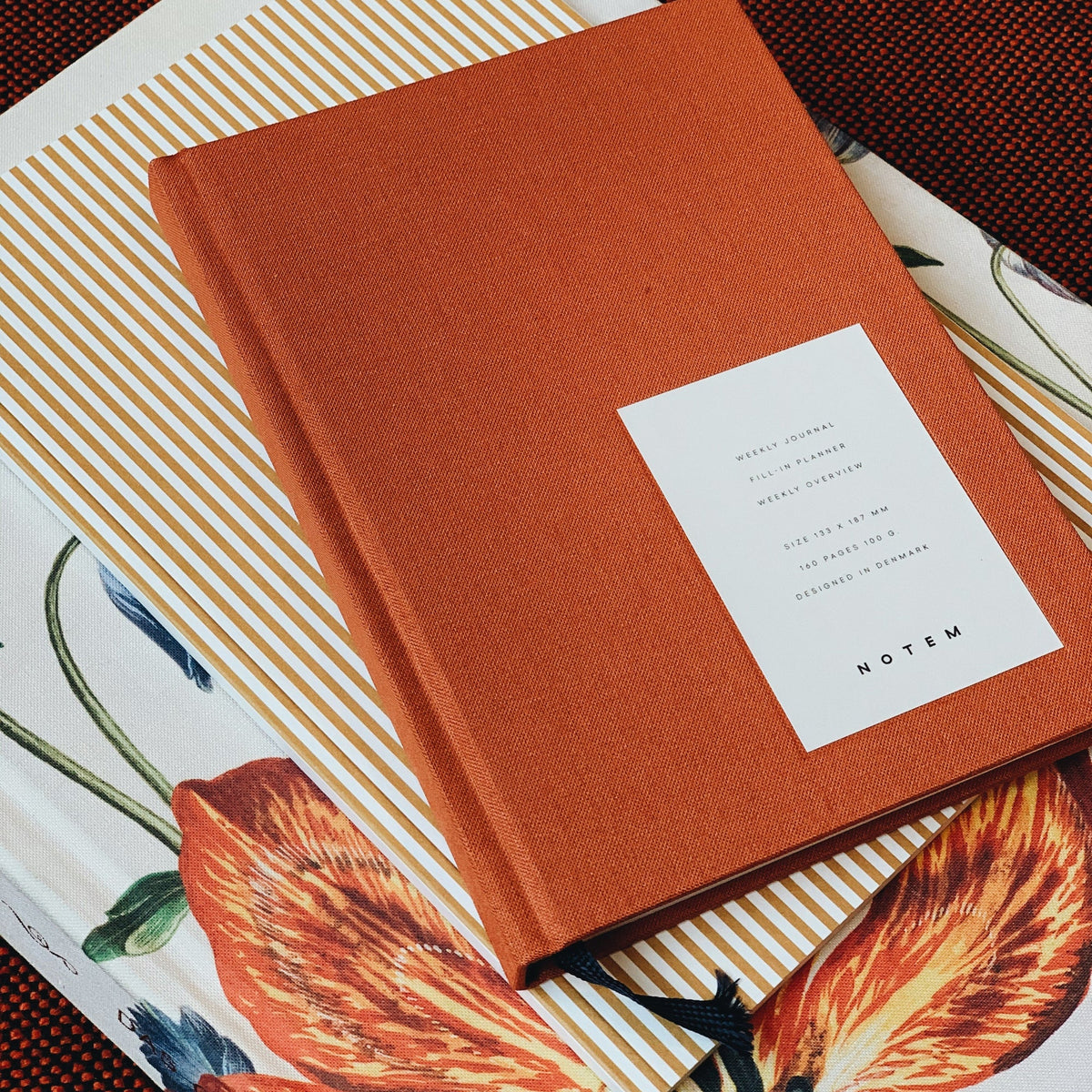 Even Weekly Journal, Medium - Sienna – styled foto