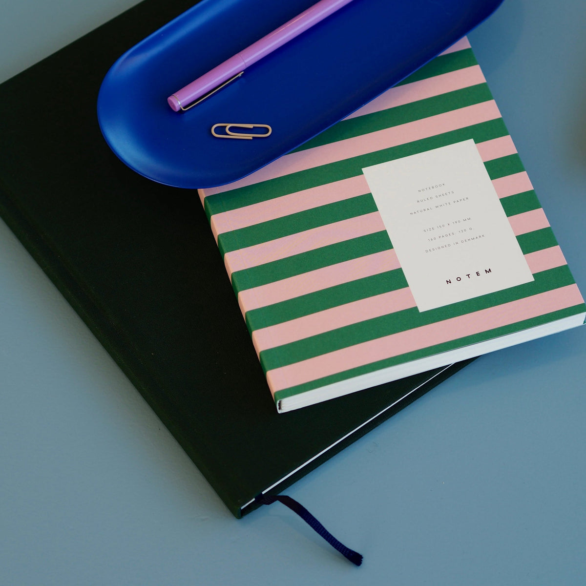Even Work Journal, Large - Dark Green – styled foto