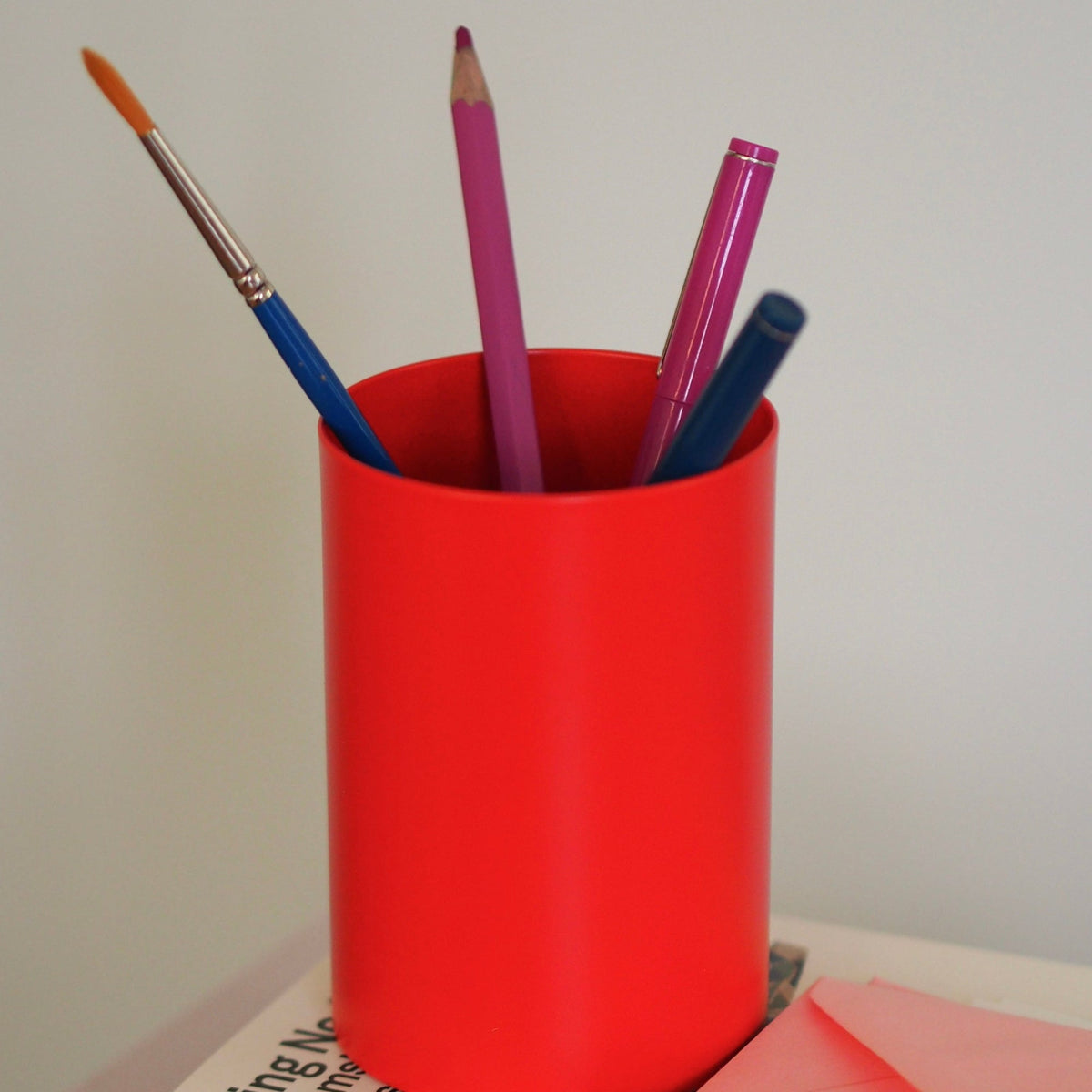 LOLA Pencil Cup - Red – styled foto