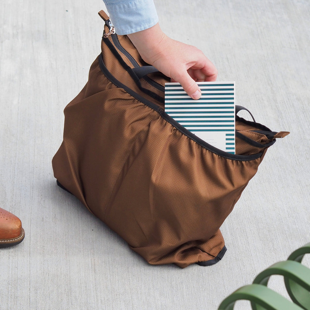 LUNA Nylon Bag with Pockets - Brown – styled foto