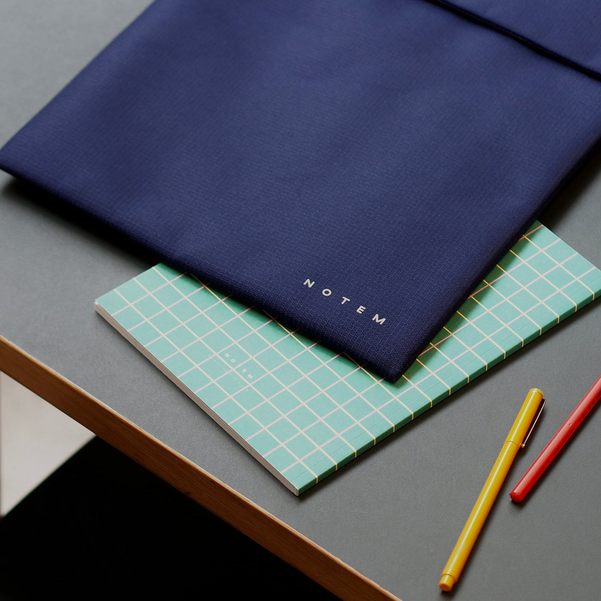 MIRA Laptop Sleeve - Blue – styled foto