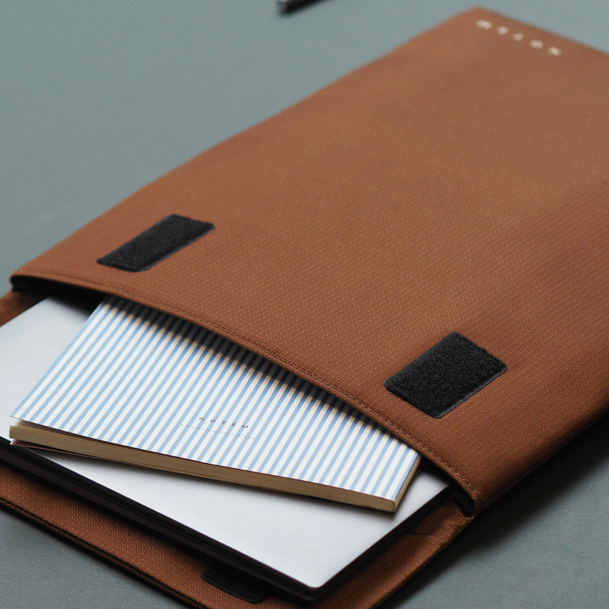 MIRA Laptop Sleeve - Brown – styled foto