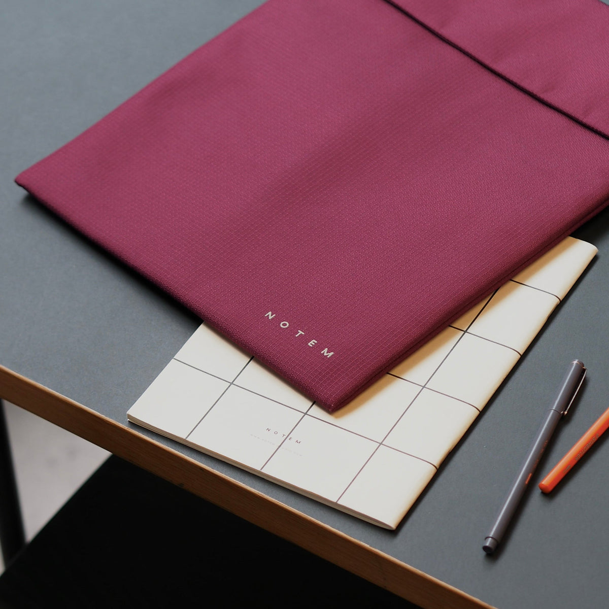 MIRA Laptop Sleeve - Dark Red – styled foto