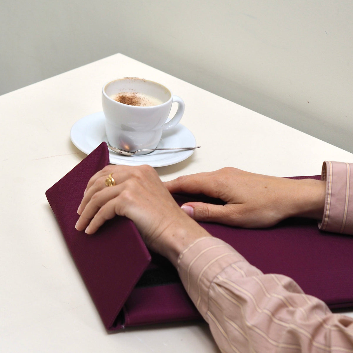 MIRA Laptop Sleeve - Dark Red – styled foto