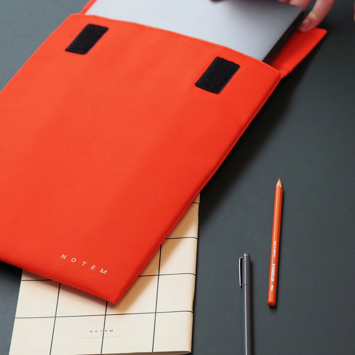 MIRA Laptop Sleeve - Orange – styled foto