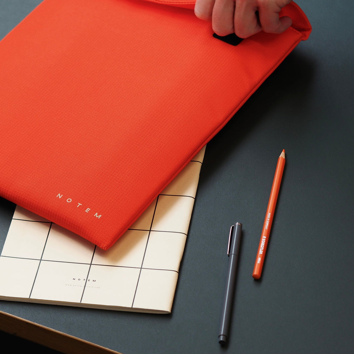 MIRA Laptop Sleeve - Orange – styled foto