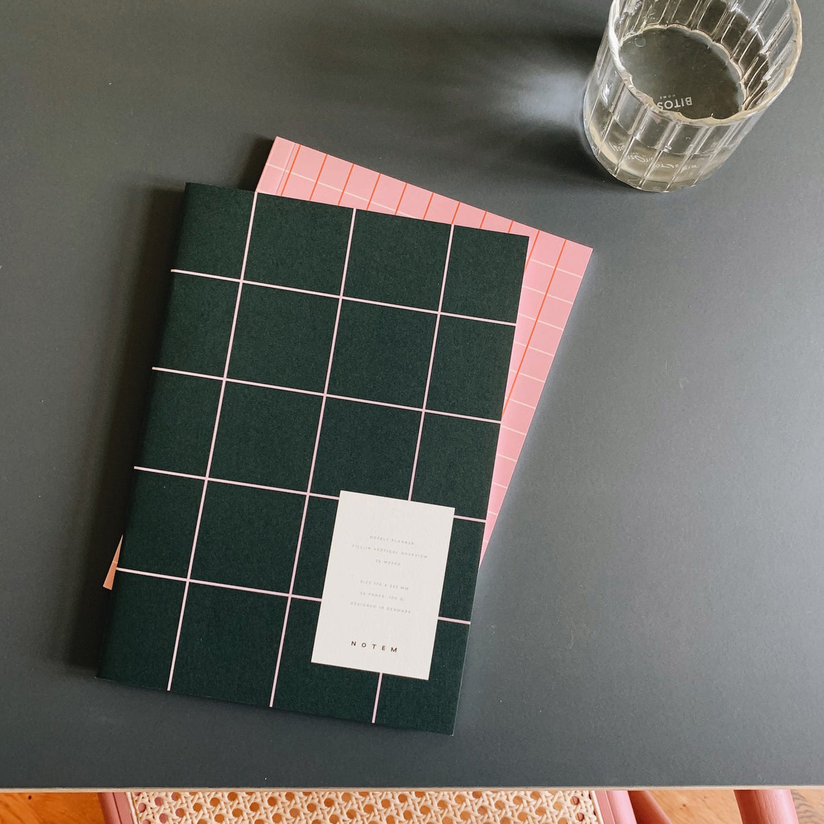 Milo Weekly Planner Book - Dark Green – styled foto