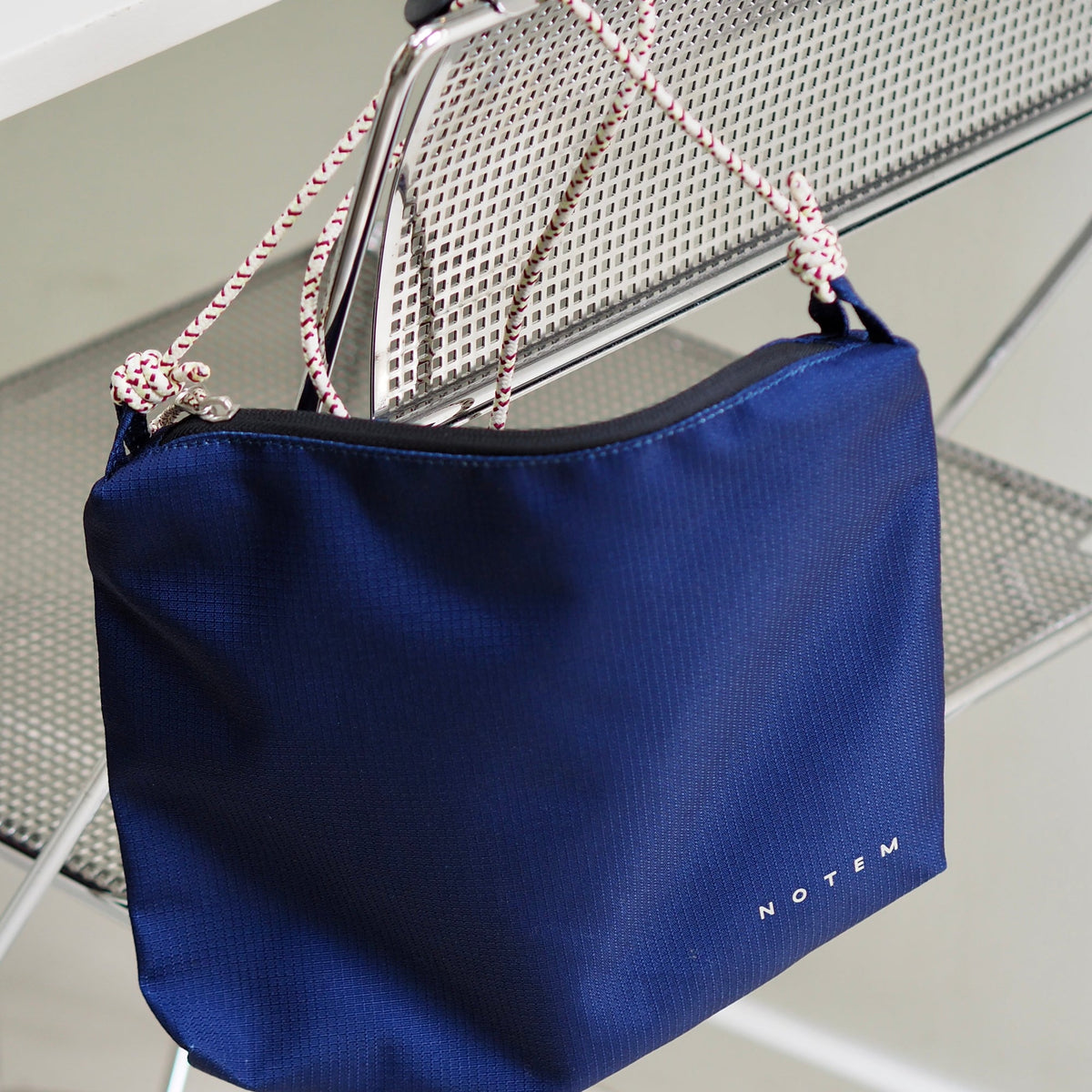 NORA Nylon Bag - Blue – styled foto