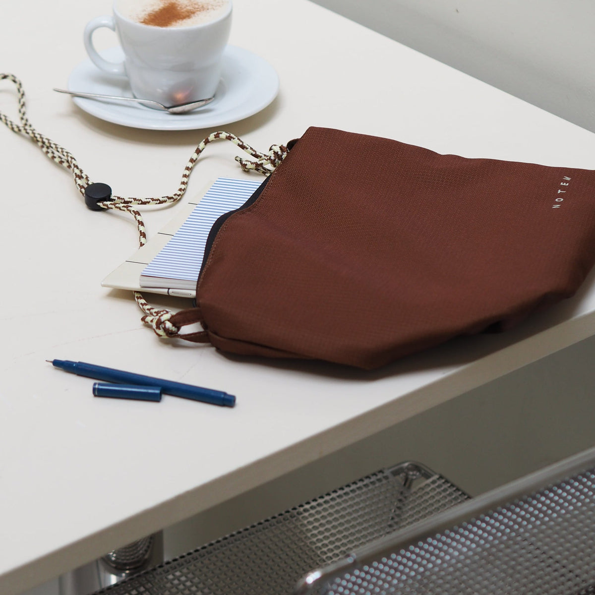 NORA Nylon Bag - Brown – styled foto
