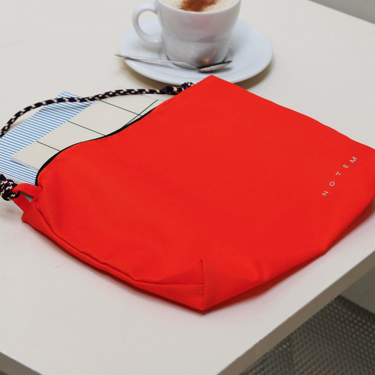 NORA Nylon Bag - Orange – styled foto