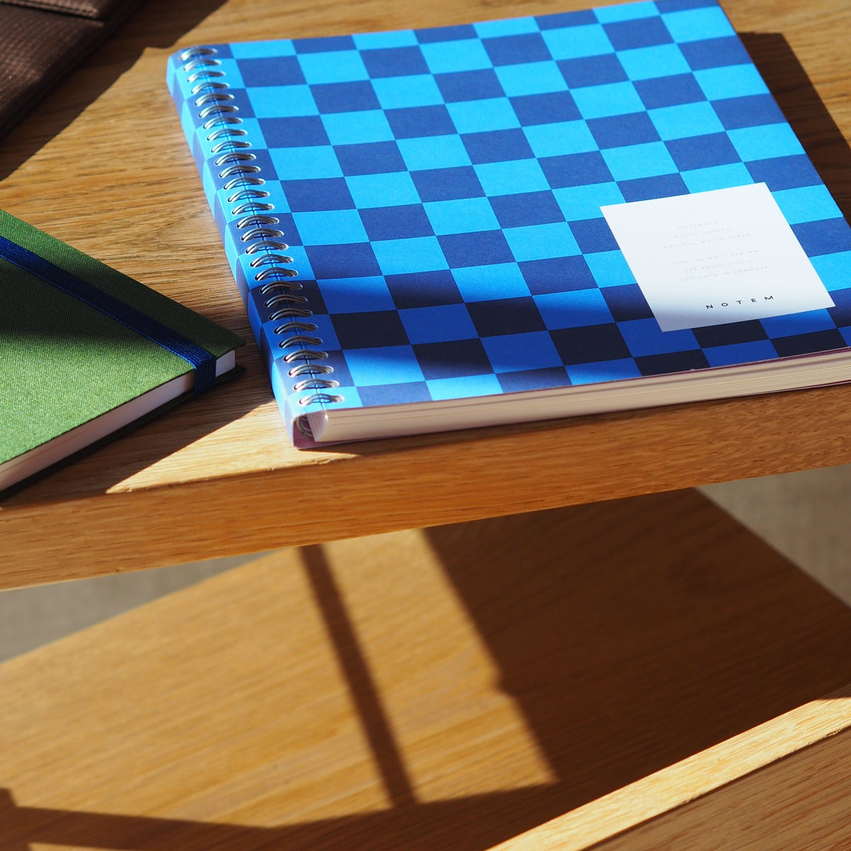 Nela Notebook, Large - Blue Check – styled foto