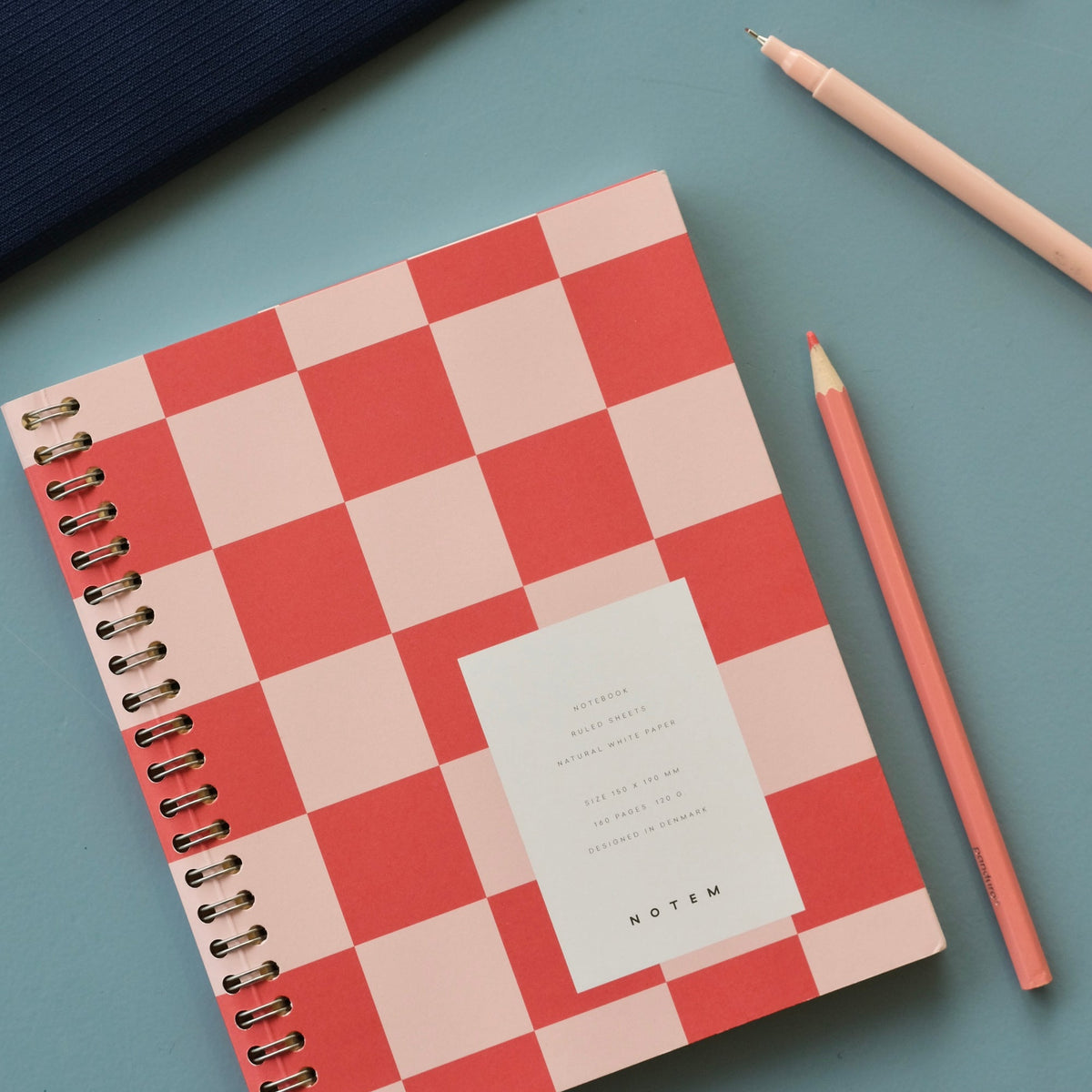 Nela Notebook, Medium - Orange Check – styled foto