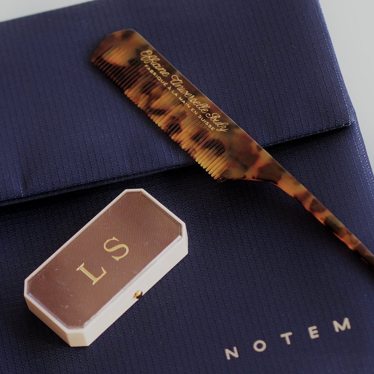 TARA Clutch - Blue – styled foto