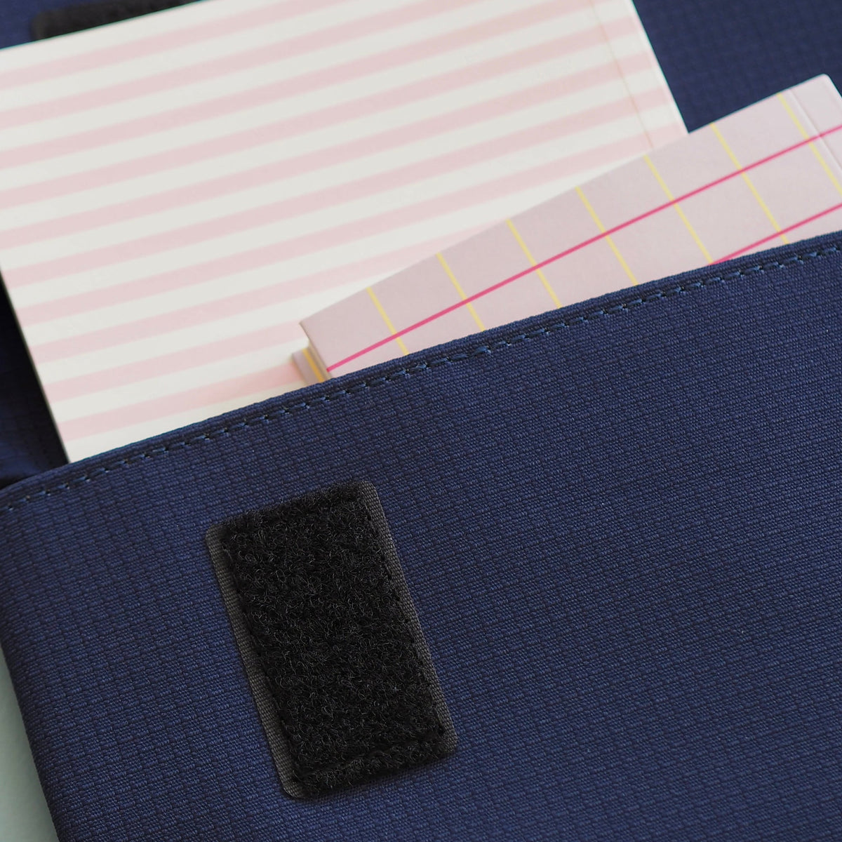 TARA Clutch - Blue – styled foto