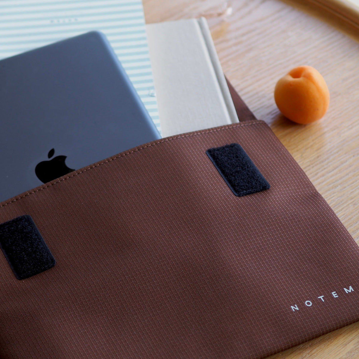 TARA Clutch - Brown – styled foto