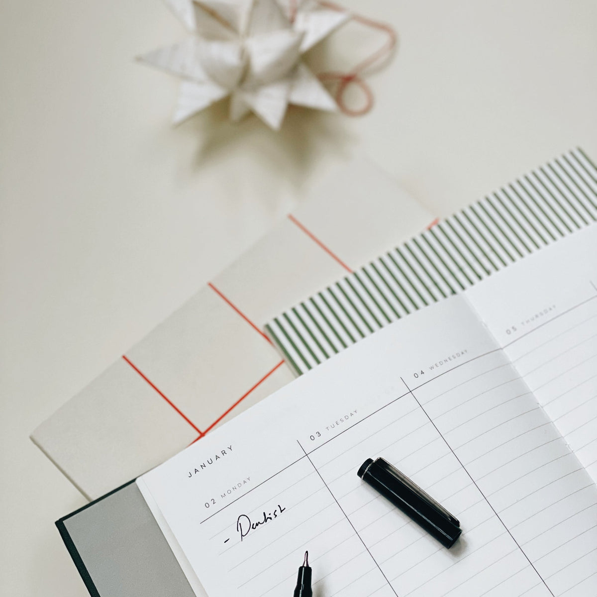 UMA Notebook, Large - Light Gray – styled foto