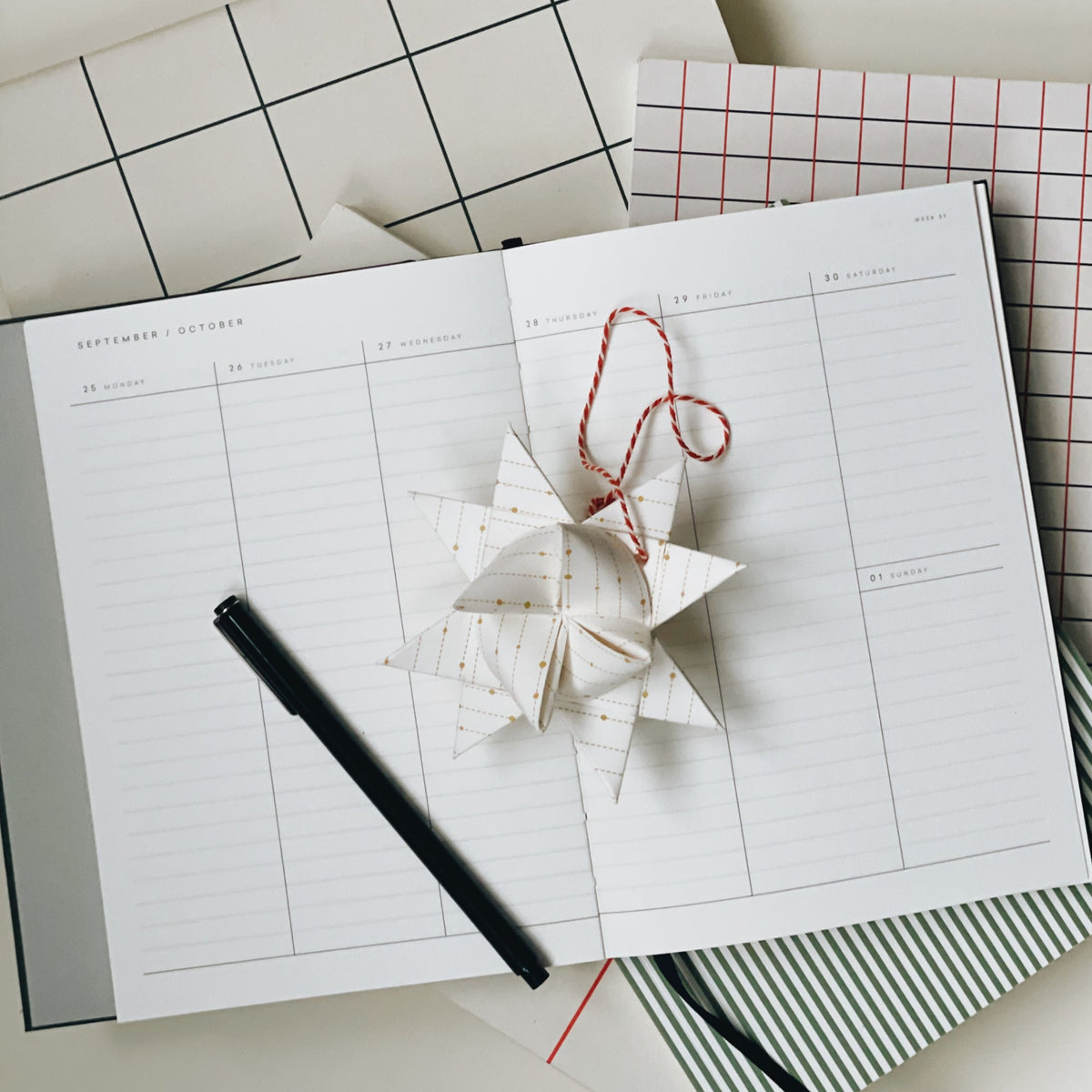 UMA Notebook, Large - Light Gray – styled foto