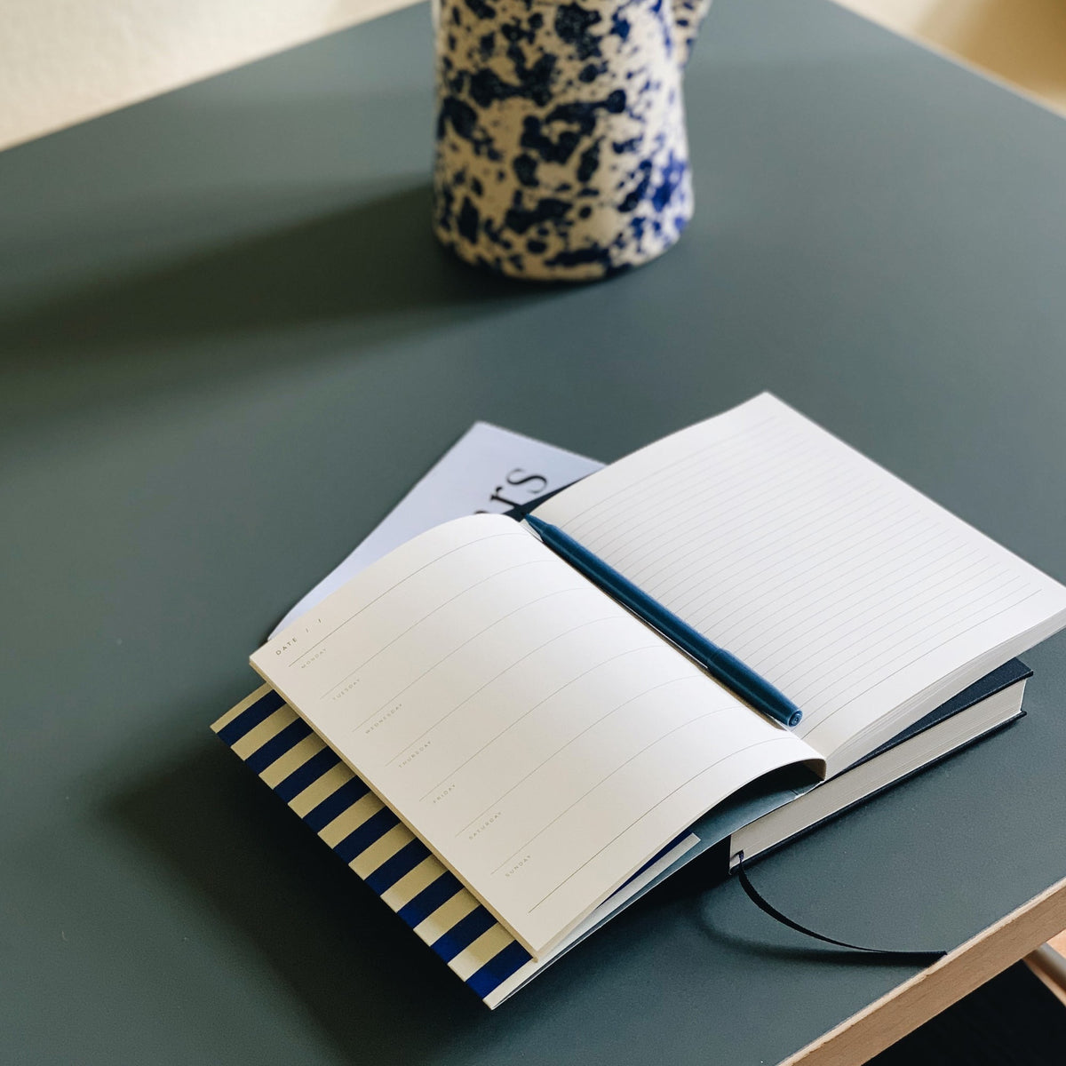 UMA Weekly Planner, Medium - Bright Blue – styled foto