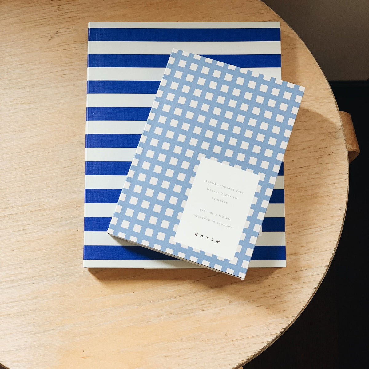 UMA Weekly Planner, Medium - Bright Blue – styled foto