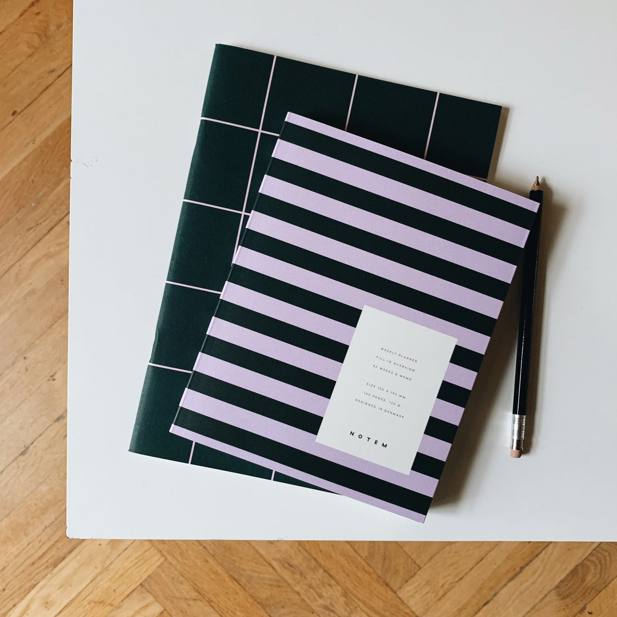 UMA Weekly Planner, Medium - Rose & Green – styled foto