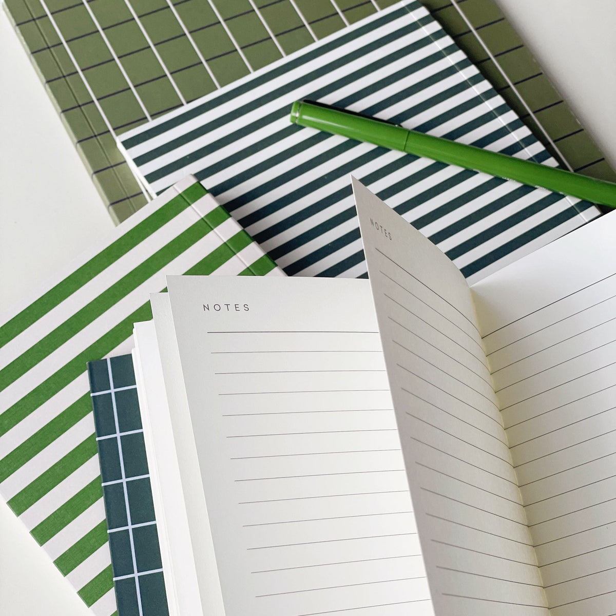 Vita Notebook, Medium - Green Grid – styled foto