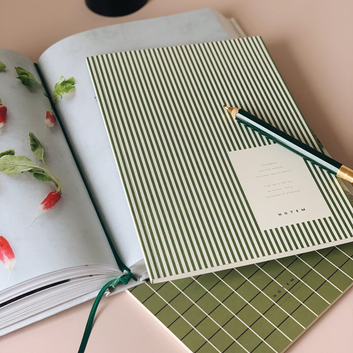 Vita Notebook, Medium - Green Lines – styled foto