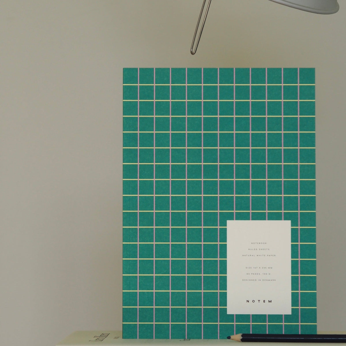 Vita Notebook, Medium - New Green Grid – styled foto