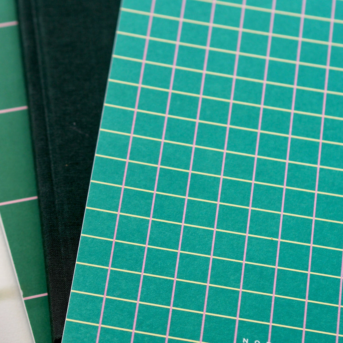 Vita Notebook, Medium - New Green Grid – styled foto