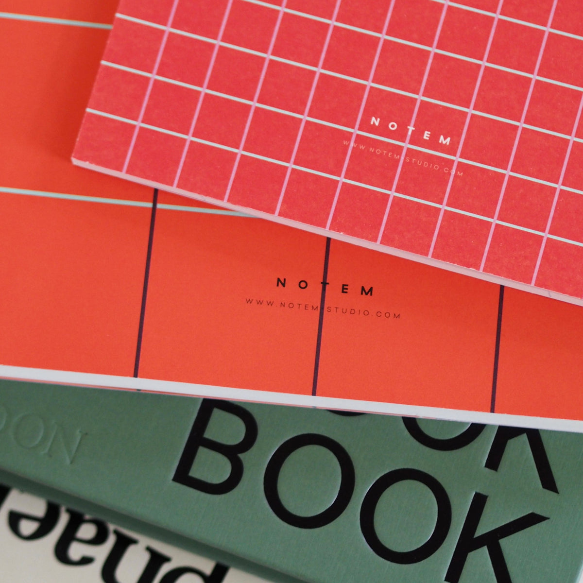 Vita Notebook, Medium - Orange Grid – styled foto
