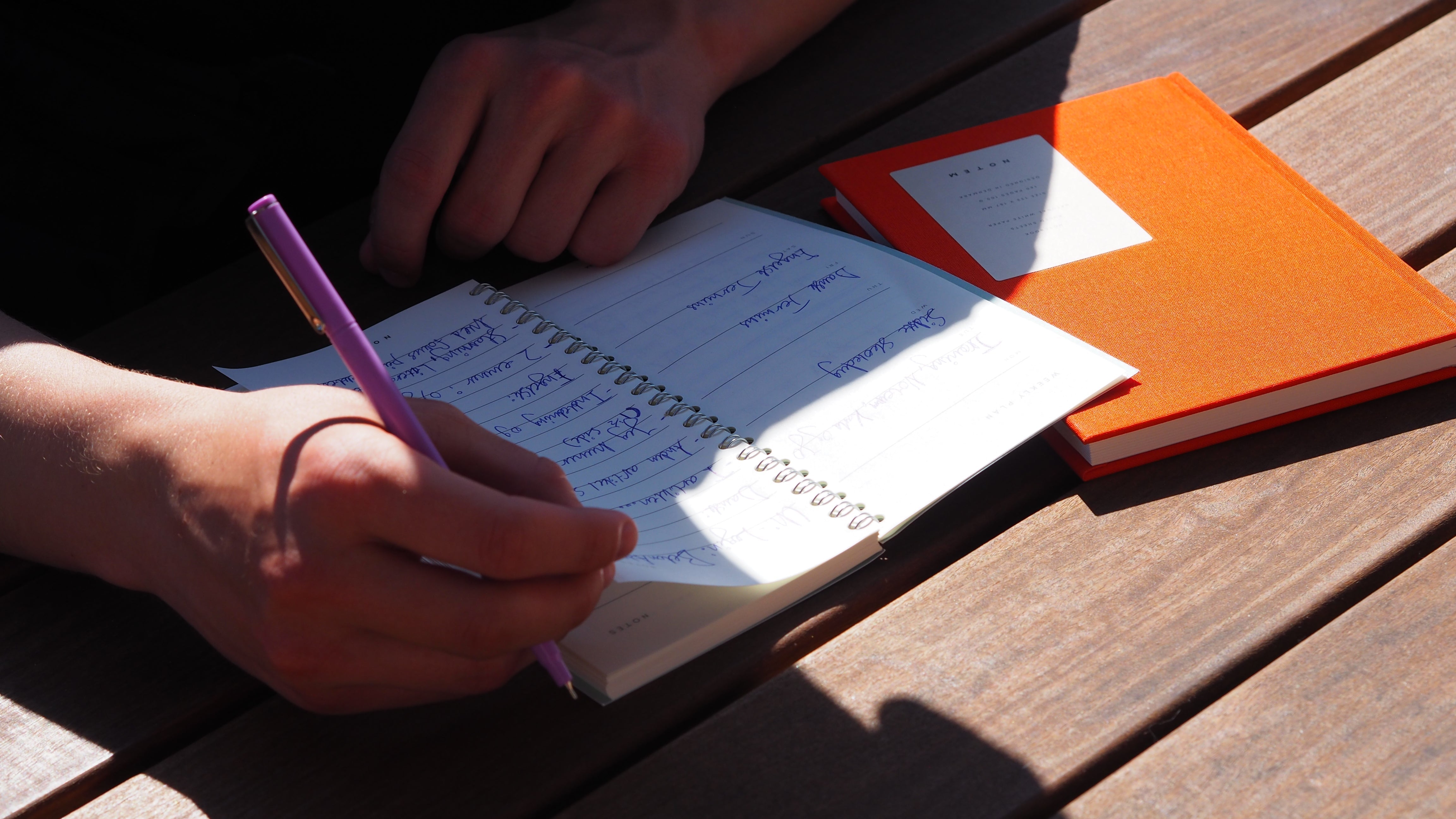 Writing by hand superiority