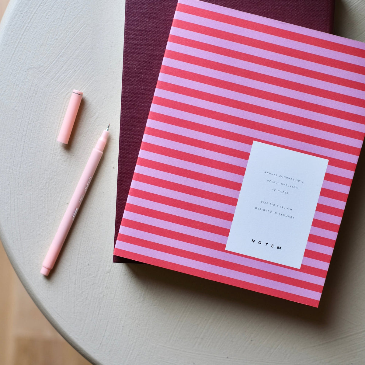 ALVA Annual Calendar 2027, Medium - Red Stripes – styled foto
