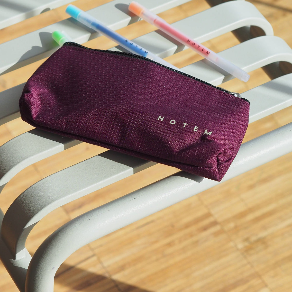 ARVO Pencil Case, Medium - Dark Red – styled foto