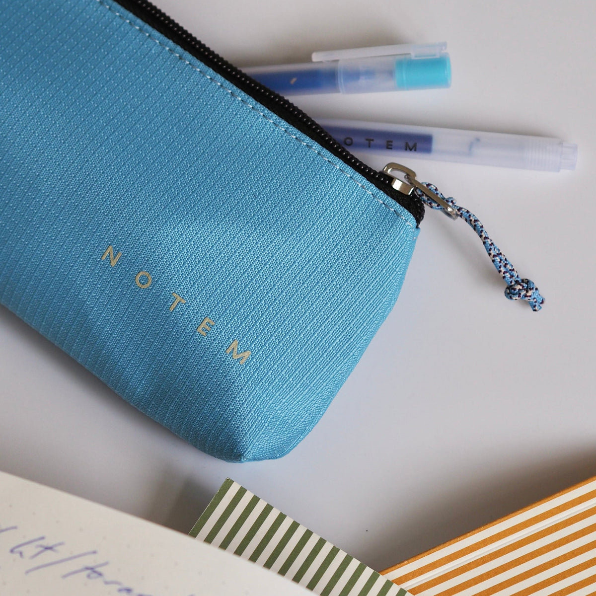 ARVO Pencil Case, Medium - Sky Blue – styled foto