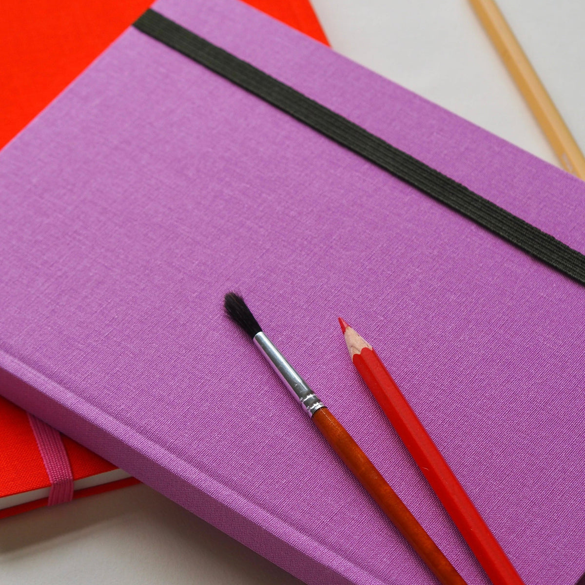 BEA Notebook, Medium - Bright Red – styled foto
