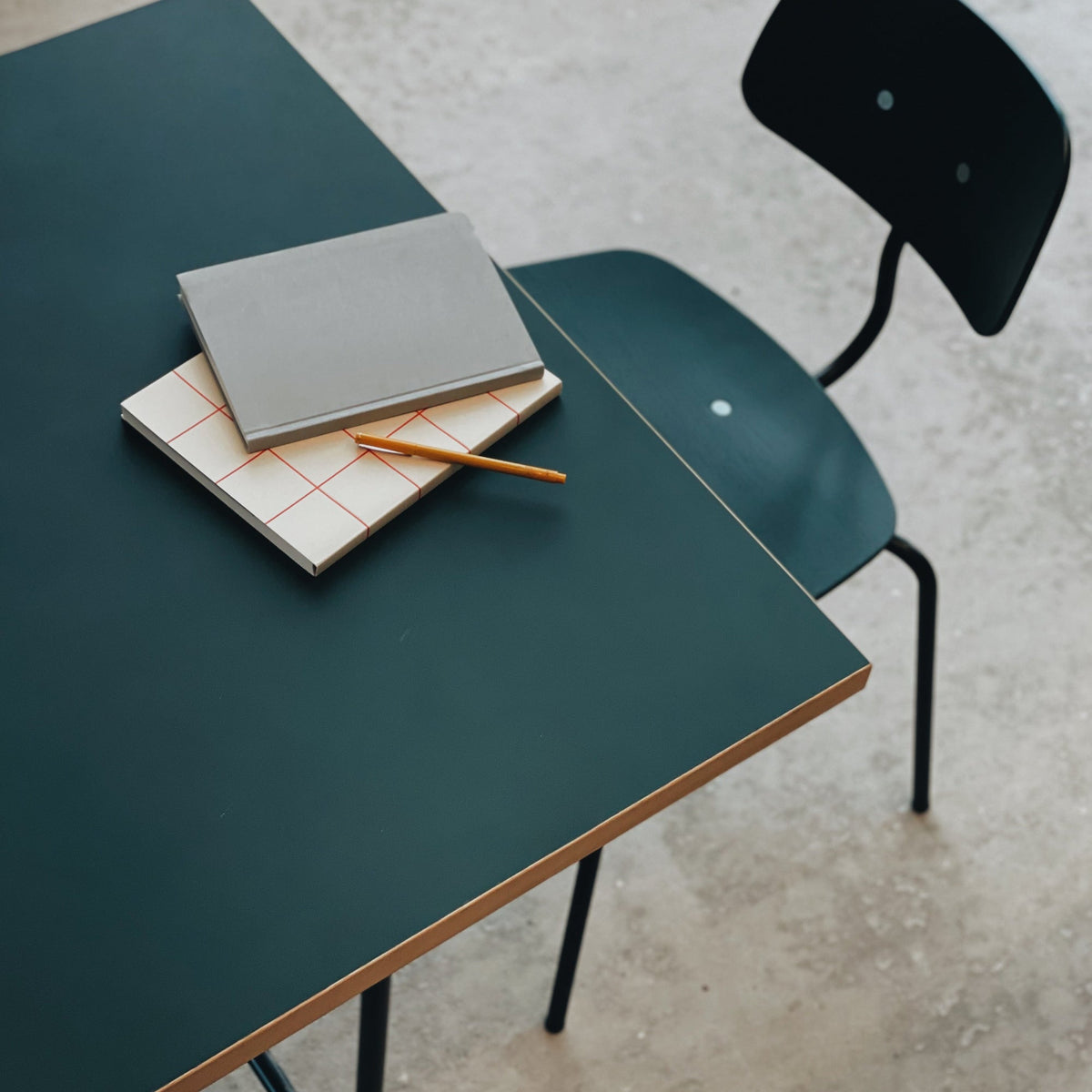 BEA Notebook, Medium - Light Gray – styled foto