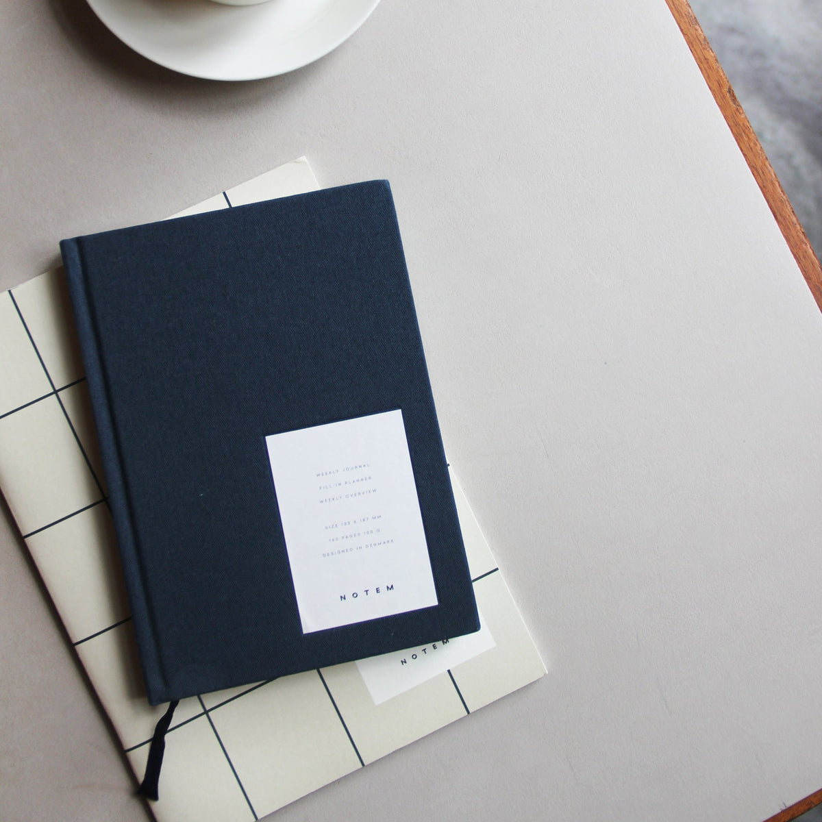 Even Weekly Journal, Medium - Dusty Blue – styled foto