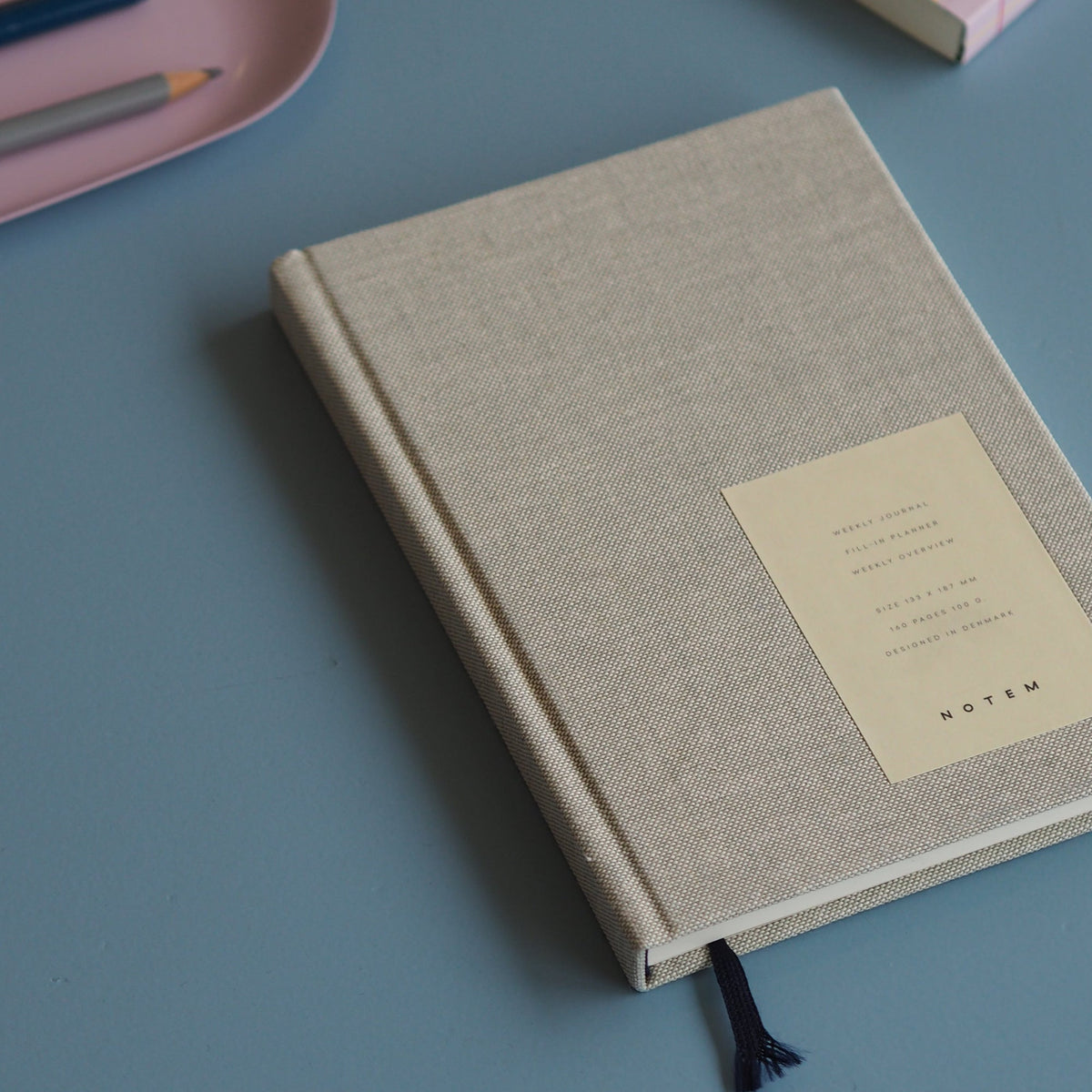 Even Work Journal, Large - Light Gray – styled foto