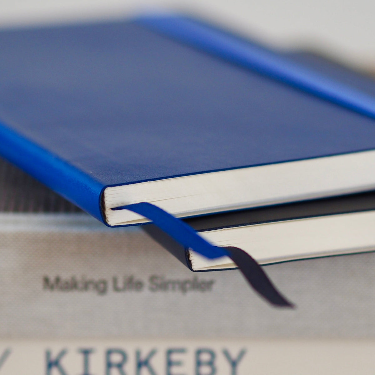 Flow Notebook, Medium - Dark Blue – styled foto