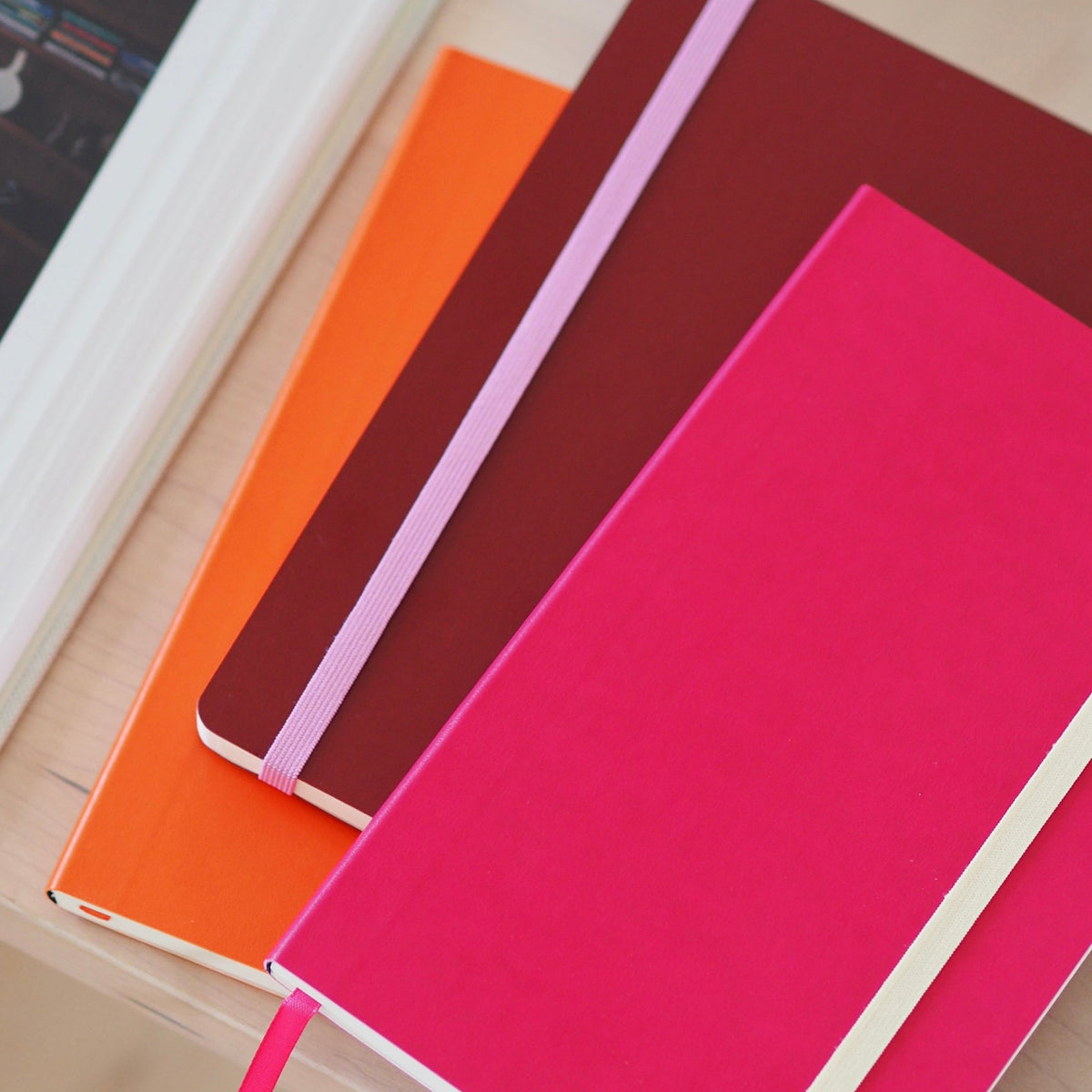 Flow Notebook, Medium - Dark Rose – styled foto