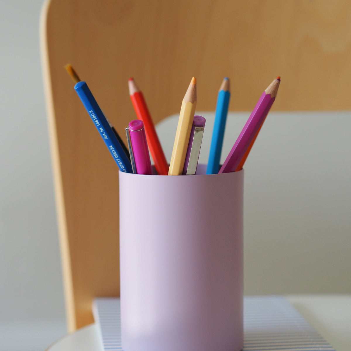 LOLA Pencil Cup - Nude – styled foto
