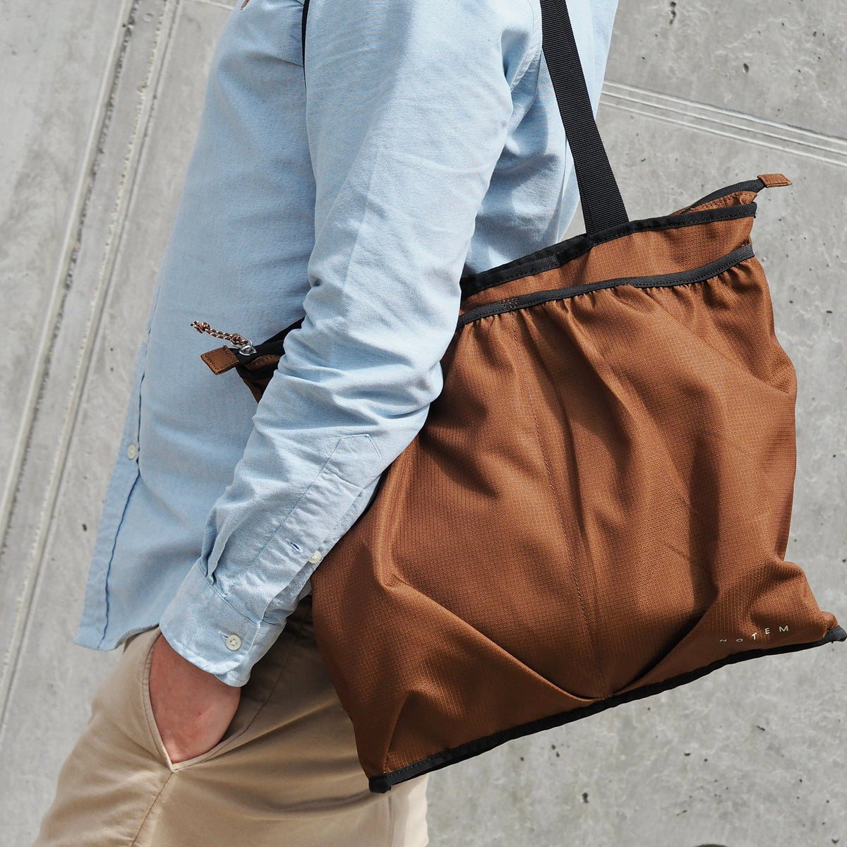 LUNA Nylon Bag with Pockets - Brown – styled foto