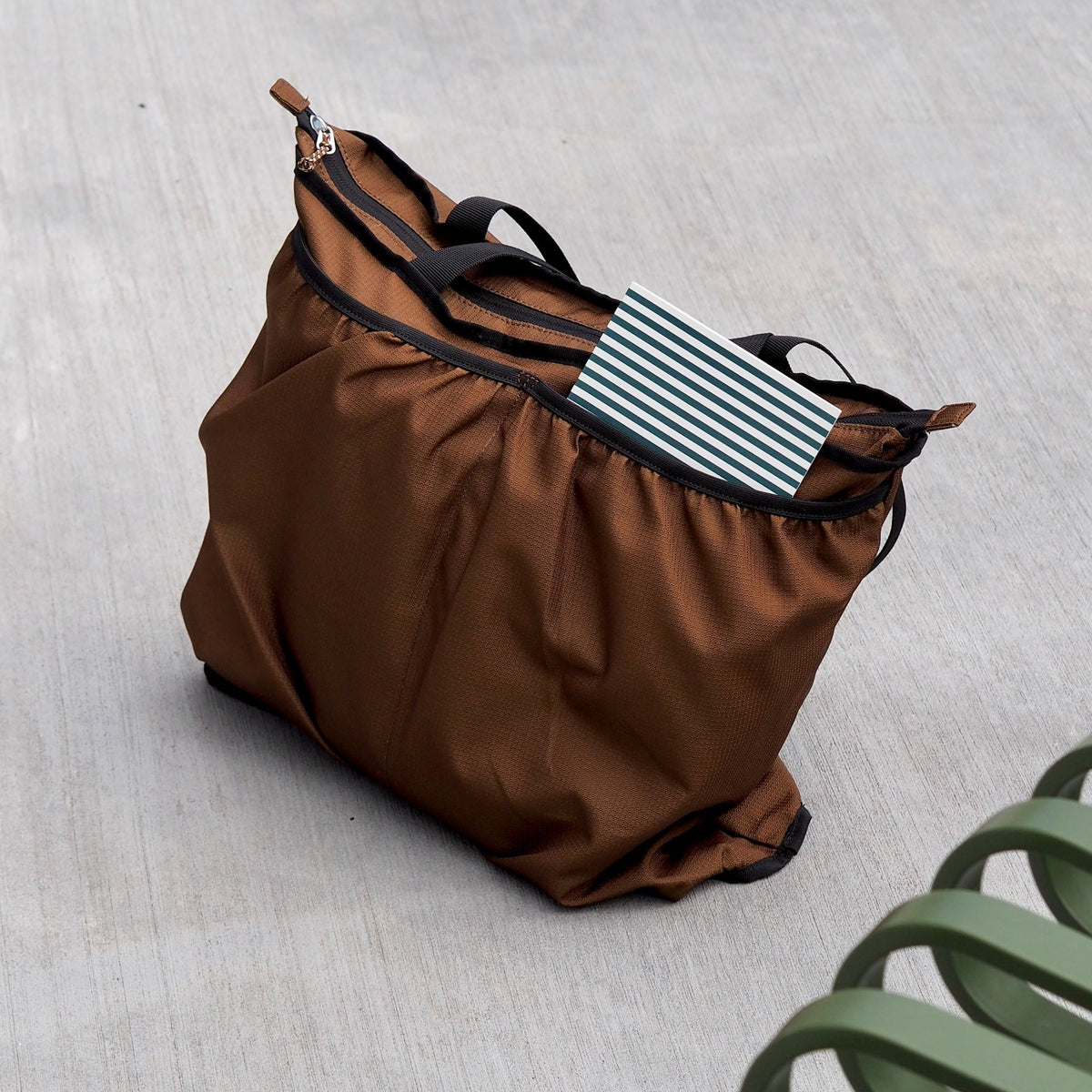 LUNA Nylon Bag with Pockets - Brown – styled foto
